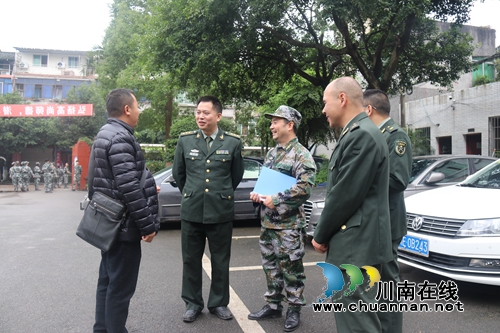 泸县人武部部长彭智勇到百和镇开展民兵点验工作(图1)