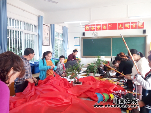 纳溪区天仙镇学校将“百和莲枪”融入师生大课间活动(图1)