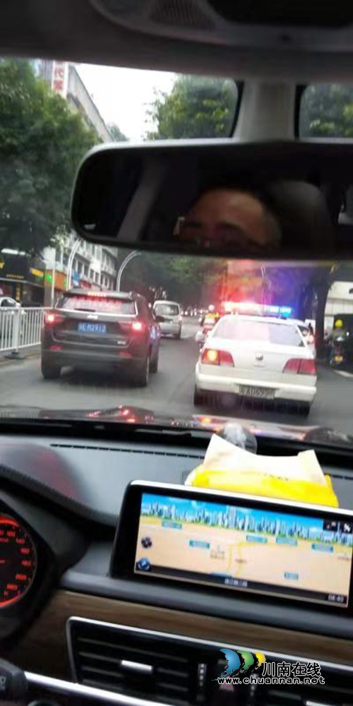 泸州:孕妇摔倒昏迷不醒 高速交警警车开道送医(图1) 泸州:孕妇摔倒昏迷不醒 高速交警警车开道送医(图1)