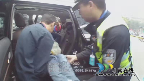 泸州:孕妇摔倒昏迷不醒 高速交警警车开道送医(图2) 泸州:孕妇摔倒昏迷不醒 高速交警警车开道送医(图2)