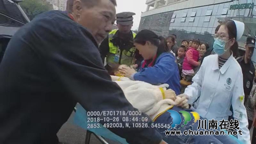 泸州:孕妇摔倒昏迷不醒 高速交警警车开道送医(图3) 泸州:孕妇摔倒昏迷不醒 高速交警警车开道送医(图3)