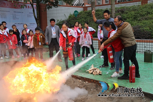 泸县太伏小学开展消防灭火演练(图1) 泸县太伏小学开展消防灭火演练(图1)
