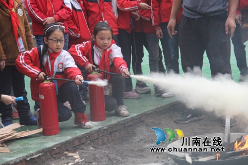 泸县太伏小学开展消防灭火演练(图2) 泸县太伏小学开展消防灭火演练(图2)