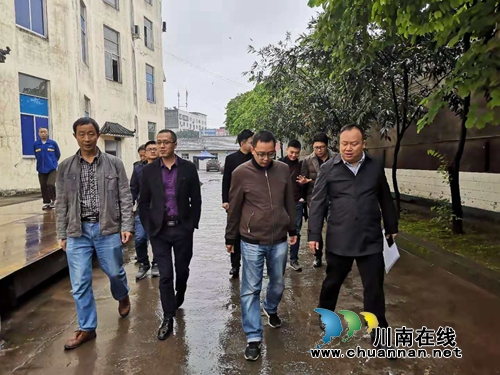 泸州市商务局副局长邹学明率队督导醇窖酒厂安全和环保工作(图1)