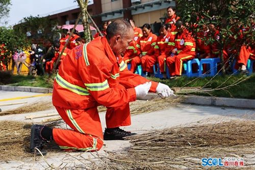 泸州环卫工“比武”&nbsp;父子同场竞赛“扫地车”(图1)