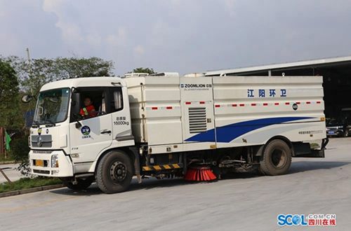 泸州环卫工“比武”&nbsp;父子同场竞赛“扫地车”(图2)