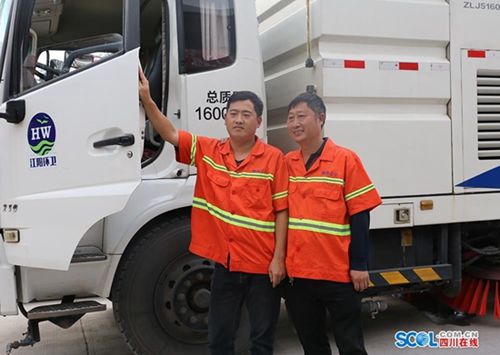 泸州环卫工“比武”&nbsp;父子同场竞赛“扫地车”(图4)