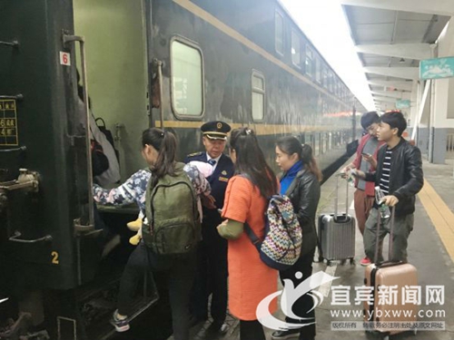 成渝最后一列双层火车驶出宜宾&nbsp;市民购票买回忆(图1)