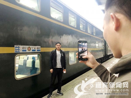 成渝最后一列双层火车驶出宜宾&nbsp;市民购票买回忆(图2)