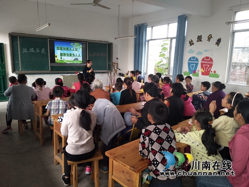 泸县云龙镇李湾小学开展“小手拉大手”家长开放日活动(图1)