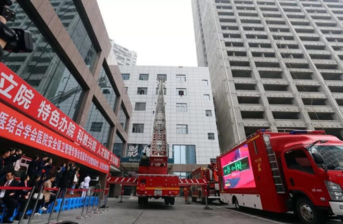 防暴处突&nbsp;西南医大中医院上演“空中救援”(图2)