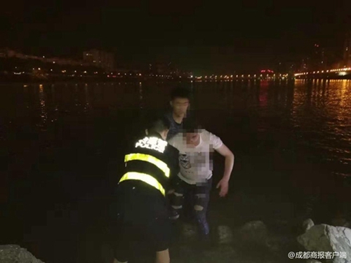 疑因贷款买手机被催款&nbsp;绵阳24岁小伙跳河轻生(图1)