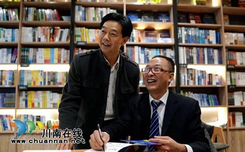 泸州作家陈大刚新作《笔走五大洲》首发式举行(图8) 泸州作家陈大刚新作《笔走五大洲》首发式举行(图8)