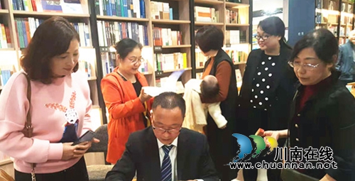 泸州作家陈大刚新作《笔走五大洲》首发式举行(图9) 泸州作家陈大刚新作《笔走五大洲》首发式举行(图9)