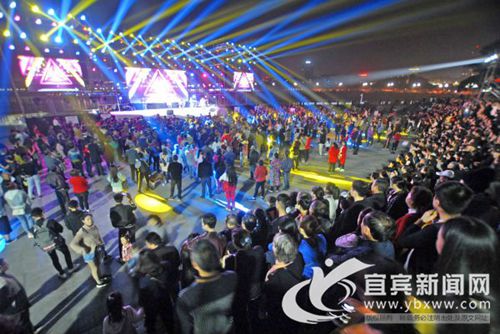 宜宾翠屏首届三江音乐节举行&nbsp;歌迷尽情狂欢(图1)