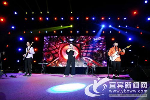宜宾翠屏首届三江音乐节举行&nbsp;歌迷尽情狂欢(图2)