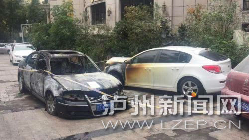 泸州酒城大道三段轿车起火&nbsp;殃及旁边停放车辆(图1)