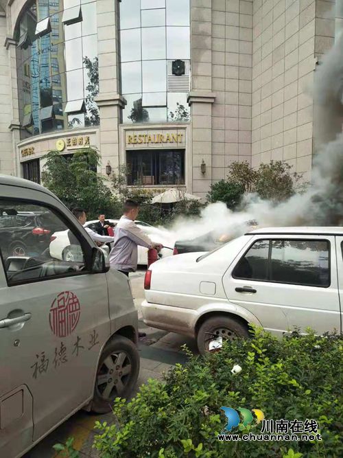 路边小车突然自燃&nbsp;泸州公交司机仗义帮助灭火(图1)