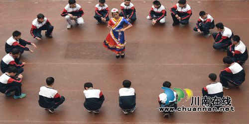 泸县六中举行第一届体育节暨第四十一届学生田径运动会(图6)