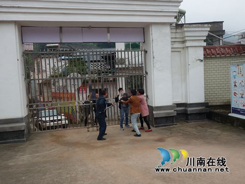 叙永县向林镇中心小学校开展反恐防暴应急演练(图2) 叙永县向林镇中心小学校开展反恐防暴应急演练(图2)