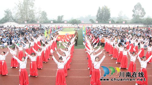泸县建校举行第24届运动会开幕式(图1)