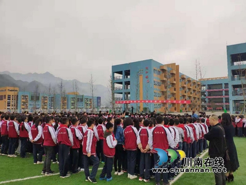 宜宾筠连巡司交警中队深入学校开展交通安全宣传教育活动(图2)