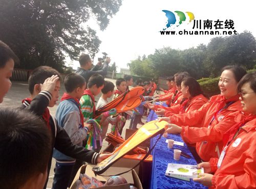 心海慈善基金会携手成都纳溪商会关心岩区儿童(图1)