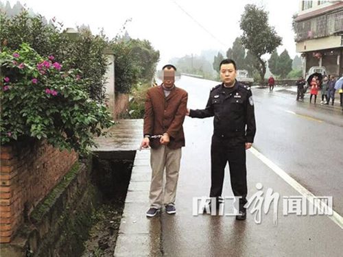 内江男撞死路边老人&nbsp;担心巨额赔偿携妻儿潜逃(图1)