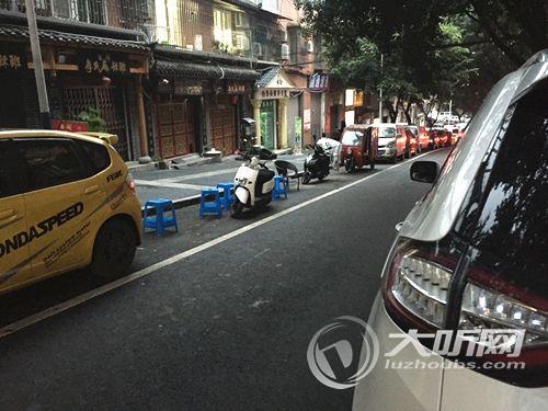 泸州商家占车位再次上演&nbsp;三根板凳占三个车位(图1)