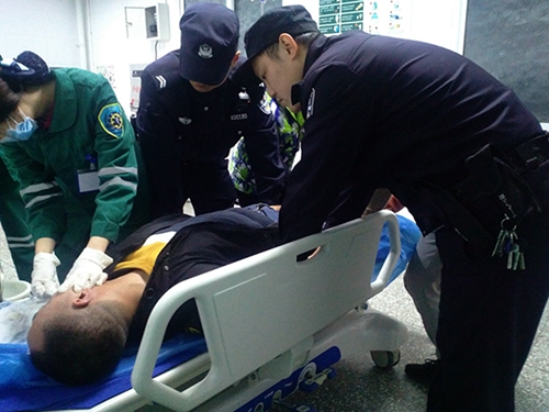 四川男欲自杀拒救援&nbsp;民警：不让你死在我面前(图1)