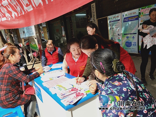 泸州市政府办公室法律志愿服务走进泰安社区(图2)