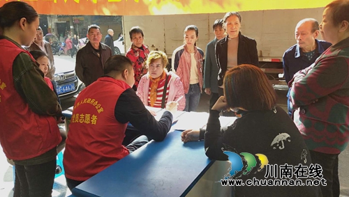 泸州市政府办公室法律志愿服务走进泰安社区(图1)