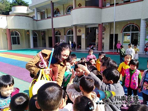 叙永县向林镇中心幼儿园开展防“诱拐”安全演练(图1)