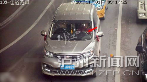 泸州“牛”司机边开车边吃面&nbsp;罚款100元记2分(图1)