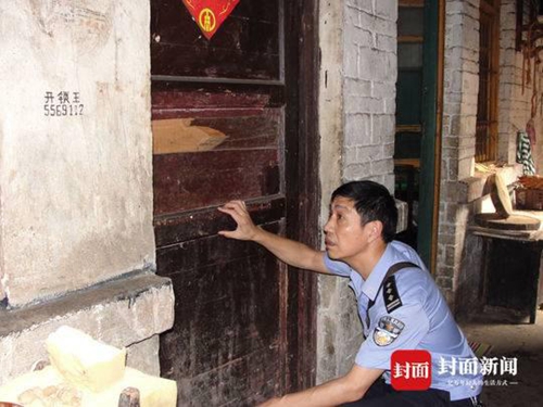 自贡警方为困难群众更换门锁&nbsp;盗窃案急剧下降(图1)