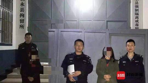 叙永两女子为自家男人“出头”&nbsp;抓扯踢打警察(图1)