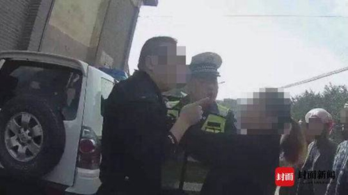 叙永两女子为自家男人“出头”&nbsp;抓扯踢打警察(图2)