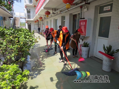 泸县立石镇志愿者开展治“癣”行动(图1) 泸县立石镇志愿者开展治“癣”行动(图1)