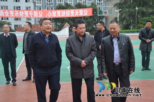 泸县人大常委会主任颜习林率队调研太伏镇省级卫生镇创建工作(图1)