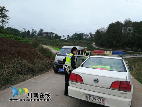 泸县东部片区开展联勤路查(图1) 泸县东部片区开展联勤路查(图1)