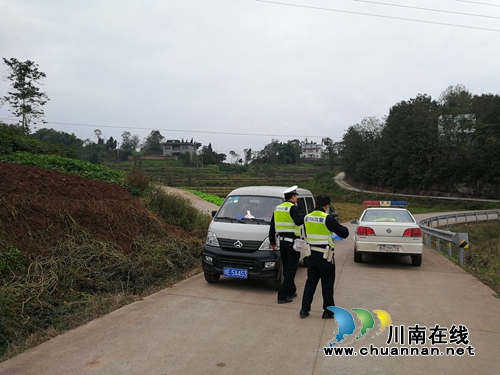 泸县东部片区开展联勤路查(图3) 泸县东部片区开展联勤路查(图3)