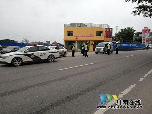 泸县东部片区开展联勤路查(图2) 泸县东部片区开展联勤路查(图2)