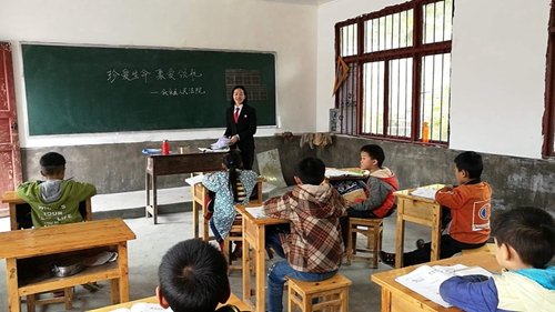 一个不能少！泸州山区8个学生迎来普法宣讲团(图1)