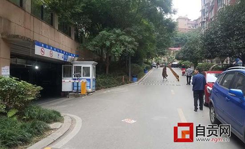 自贡一小区停车收费提价&nbsp;业主炸开了锅(图1)