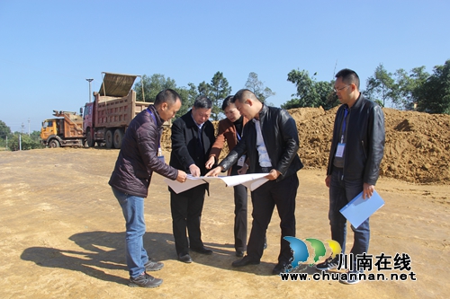 杨双全到泸县云龙镇督导空港特色镇二期项目建设工作(图1)