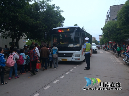 泸县立石镇深入开展“护学岗”行动(图1)