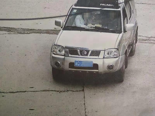 自贡男子挂网购车牌上路&nbsp;驾照降级还被行拘(图1)