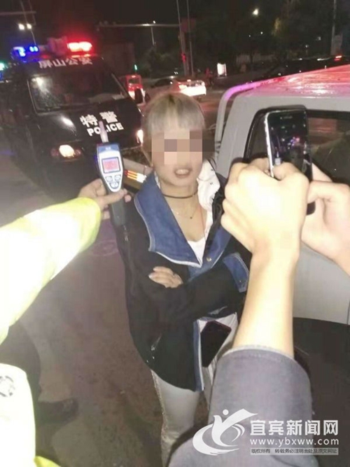 宜宾女司机疯狂连撞两车后逃逸&nbsp;喝酒惹的祸！(图4)