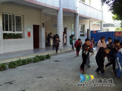 叙永县东大街小学开展“关注消防&nbsp;关爱生命”主题教育活动(图3)