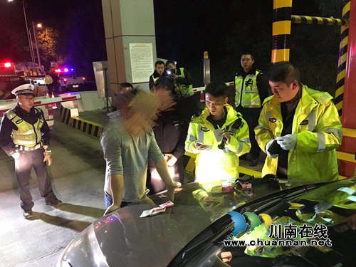 泸州色司机载客生邪念 高速交警快速出动抓获(图3) 泸州色司机载客生邪念 高速交警快速出动抓获(图3)